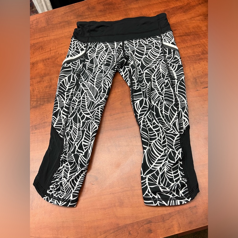 Lululemon capri tights, with side pockets and back zipper